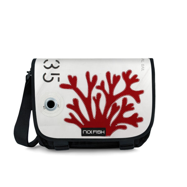 Individuelle handgefertigte Umhängetasche aus Segeltuch von NO FISH mit Motiv rote Koralle.