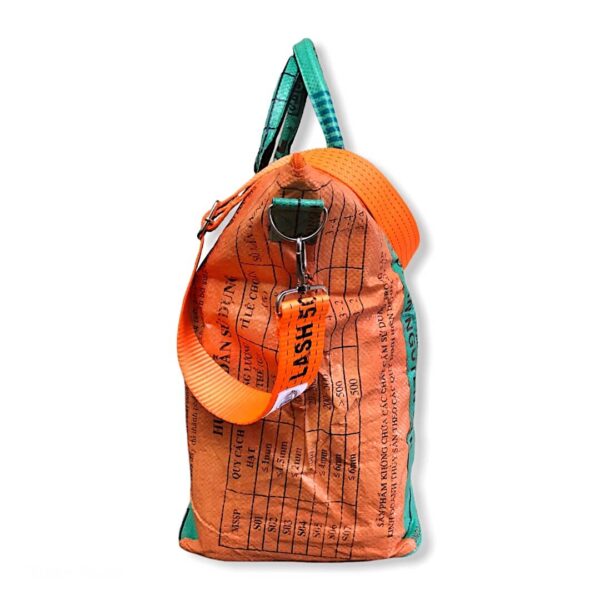 Tampenjan Nolinearts Wäschekorb Tasche Strandtasche Schultertasche Recycling Upcycling grün orange Beadbag
